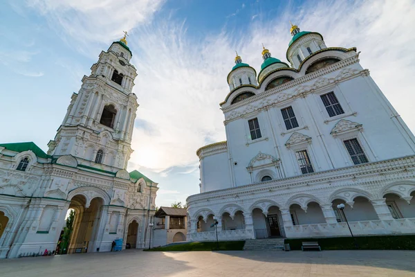Catedral de Uspensky y campanario del Kremlin en Astracán, Rusia — Foto de Stock