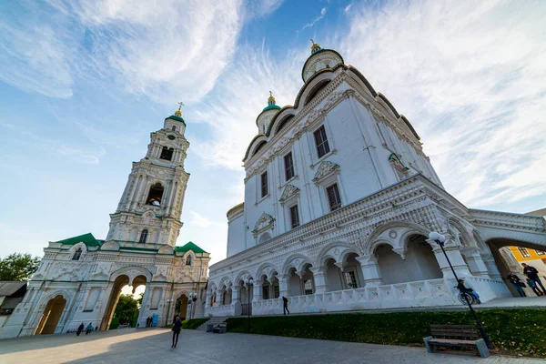 Catedral de Uspensky y campanario del Kremlin en Astracán, Rusia — Foto de Stock