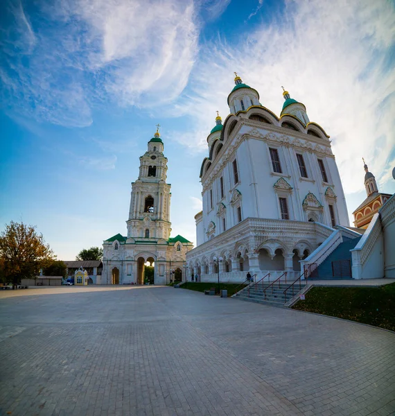 ロシアのアストラハンにあるクレムリンのウスペンスキー大聖堂と鐘楼 — ストック写真