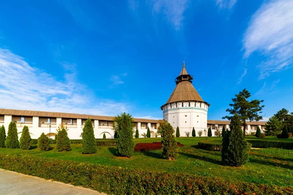 Muralla de piedra blanca del patio con grandes arcos y un techo de madera a lo largo de la carretera con mampostería en clima nublado con nubes azules. Complejo histórico y arquitectónico Astrakhan Kremlin, Rusia — Foto de Stock