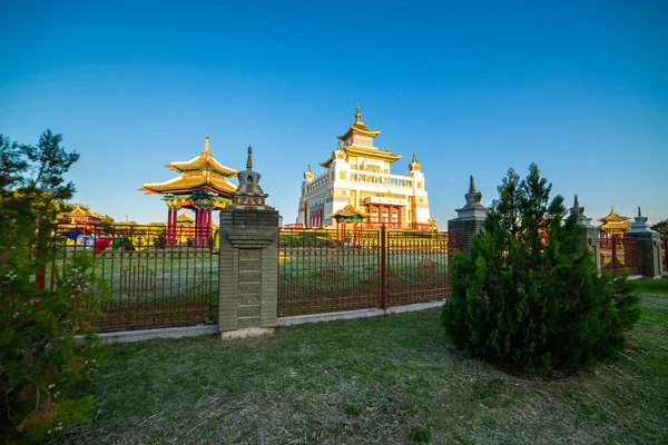 Burkhan Bakshin Altan Sume oder Goldener Tempel, Elista, Kalmukya, Russland — Stockfoto