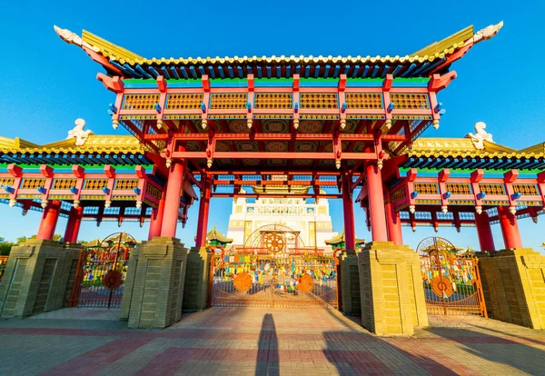 Tor zum buddhistischen Tempel. om mani padme Brummen. — Stockfoto