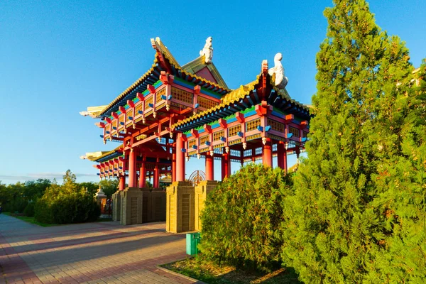 Tor zum buddhistischen Tempel. om mani padme Brummen. — Stockfoto