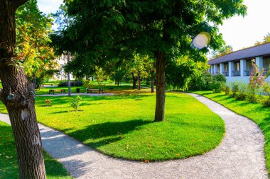 Çiçek yatakları, Çimen Yolu ve Resmi Bahçedeki Süslü Vazo