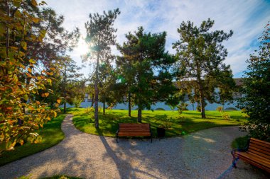 Çiçek yatakları, Çimen Yolu ve Resmi Bahçedeki Süslü Vazo