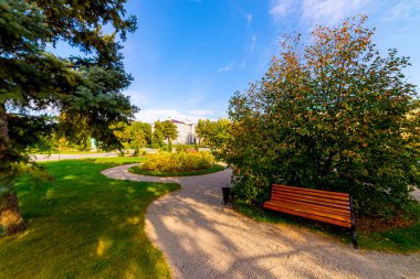 Çiçek yatakları, Çimen Yolu ve Resmi Bahçedeki Süslü Vazo