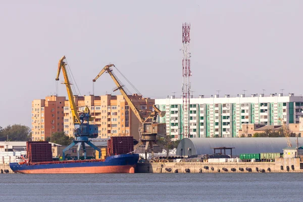 Industrial landscape with port cranes in the port on the background of the city view — Stock Photo, Image