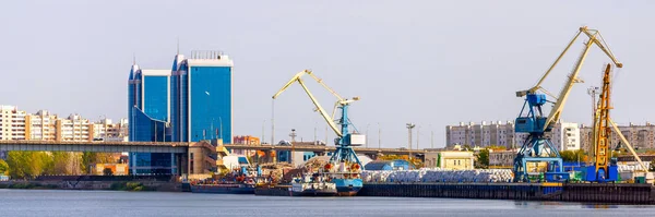 Βιομηχανικό τοπίο με γερανούς στο λιμάνι στο βάθος της πόλης — Φωτογραφία Αρχείου