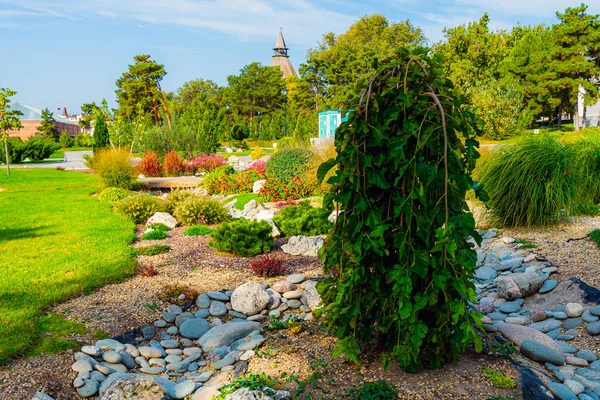 Aiuole, sentiero d'erba e vaso ornamentale in un giardino formale — Foto Stock