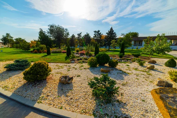 Camas de flores, Grass Pathway e vaso ornamental em um jardim formal — Fotografia de Stock