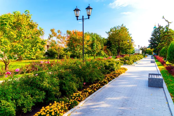 Çiçek yatakları, Çimen Yolu ve Resmi Bahçedeki Süslü Vazo