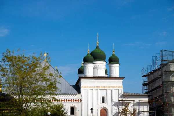 Antiguas iglesias ortodoxas rusas. Las cúpulas pintadas de verde — Foto de Stock
