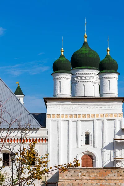 Antiguas iglesias ortodoxas rusas. Las cúpulas pintadas de verde — Foto de Stock