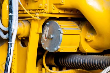 Elektrik santralindeki elektrik jeneratörü için sarı endüstriyel dizel motor..