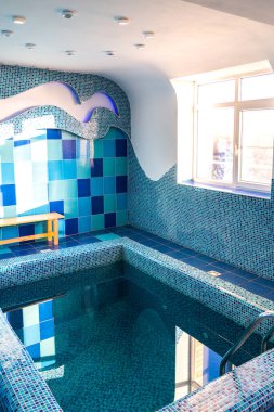 Hamamda mavi soğuk suyla küçük bir yüzme havuzu..
