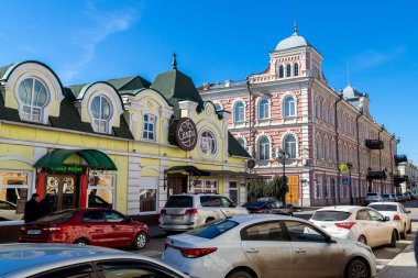 Astrakhan, Rusya - 18 Şubat 2020: Şehir merkezinde yenilenmiş ya da yeniden inşa edilmiş evler. Eski şehir Astrakhan 'ın mimarisi, Rusya. Eski mimari. Mimari anıt, Astrakhan simgesi, şehir manzarası