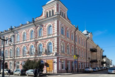 Astrakhan, Rusya - 18 Şubat 2020: Şehir merkezinde yenilenmiş ya da yeniden inşa edilmiş evler. Eski şehir Astrakhan 'ın mimarisi, Rusya. Eski mimari. Mimari anıt, Astrakhan simgesi, şehir manzarası