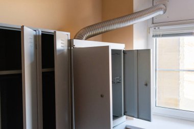Balıkçılar için elbise askısı kurutma makinesi veya soyunma odasında gri dolap.