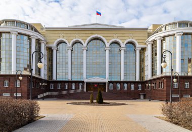 Astrakhan, Rusya - 17 Şubat 2020: bölge devlet mahkemesinin inşası.