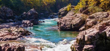Adygea 'da kanyon boyunca akan Belaya nehri manzarası.