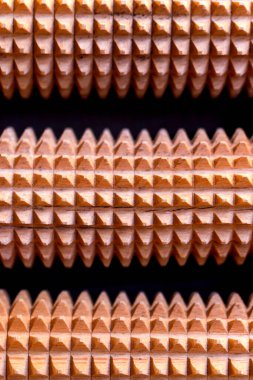 Sırt için ahşap silindir masajı ve masaj için de tüm vücut..