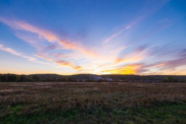 Kırsal alan, kırsal doğa ve sonbahar akşamları evler..