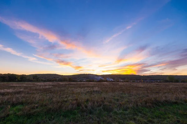 Kırsal alan, kırsal doğa ve sonbahar akşamları evler..
