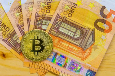 Altın Bitcoin 'ler Avro para birimine yakın planda. Yüksek çözünürlüklü fotoğraf.