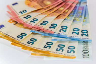 Avro banknotları kırpma yolu ile beyaz üzerine izole.