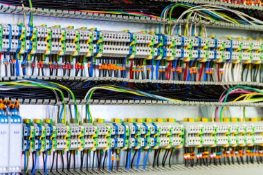 Elektrik dağıtım kutusundaki renk kabloları.