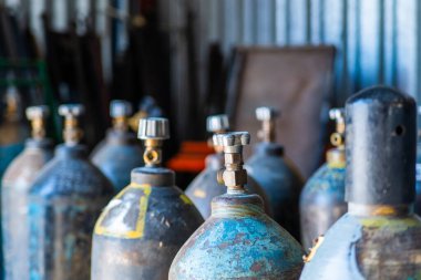 Kaynak için asetilen ve oksijenli gaz çelik depolama tankları.