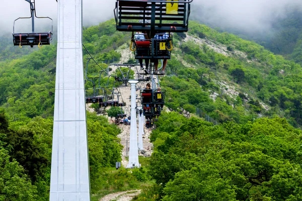 Funicular Com Assentos Nas Montanhas Resort — Fotografia de Stock