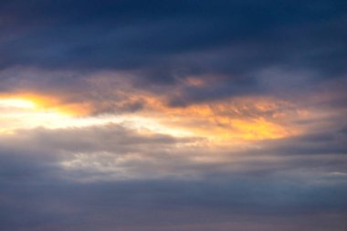 Güneş ışığıyla dramatik cennet, güzel bulutlu manzara.