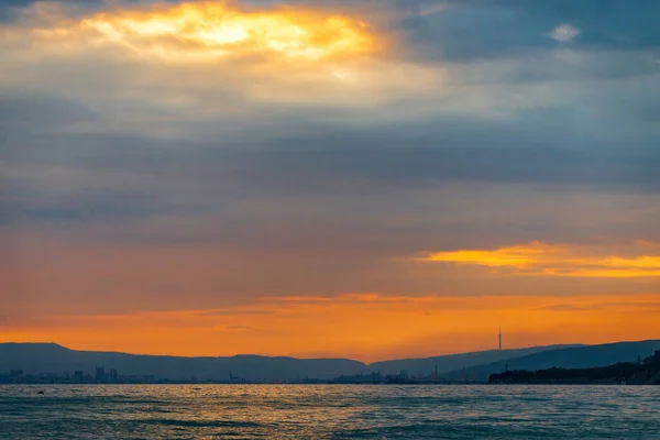 Kargo Gemisi Altın Bir Gün Batımında Gün Doğumunda Denize Açılacak — Stok fotoğraf