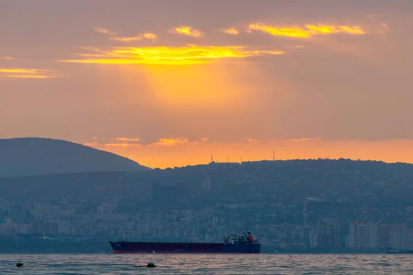 Kargo Gemisi Altın Bir Gün Batımında Gün Doğumunda Denize Açılacak — Stok fotoğraf