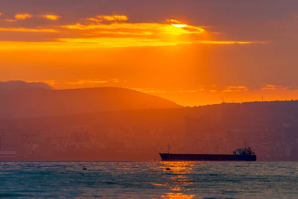 Nave Carico Che Solca Mare Tramonto Dorato All Alba Spedizione — Foto Stock