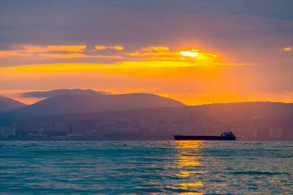 Lastfartyg Som Seglar Havet Vid Gyllene Solnedgång Eller Soluppgång Havsfrakt — Stockfoto