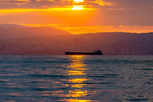 Egy Teherhajó Amely Arany Naplementekor Vagy Napkeltekor Hajózik Tengeren Óceánszállítmány — Stock Fotó
