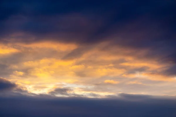 Drámai Mennyország Napfénnyel Gyönyörű Felhős Kilátással — Stock Fotó