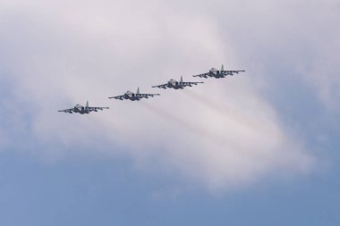 Rostov-on-Don, Rusya, 9 Mayıs 2020: 2. Dünya Savaşı 'ndaki zaferin 75. yıldönümü anısına düzenlenen geçit töreninde Rus Hava Kuvvetleri