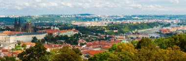 Charles Köprüsü ve Prag 'ın panoramik manzarası. Bohemya 'da güzel ve ünlü bir yer.
