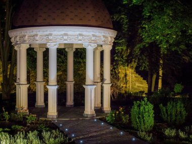Şehir parkında Rotunda. Gece manzaralı manzara.