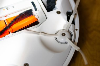 Robot elektrikli süpürge teknik ayrıntıları. Aşağıdan bak. Fırçalar, tekerlekler ve sensörler.