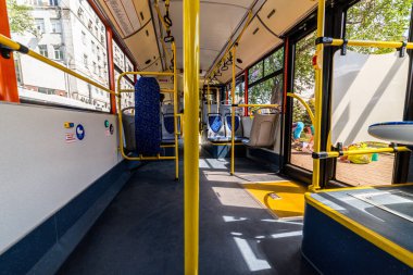Virüs salgını sırasında karantina sırasında boş otobüs salonu