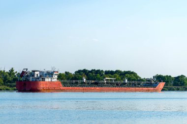 Nehirdeki petrol tankeri kıyıya demir attı.