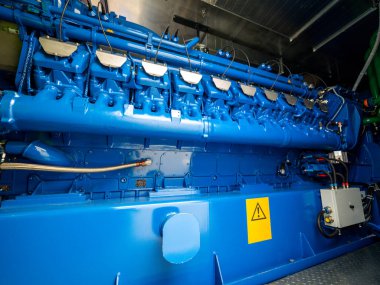 CHP ünitesinin motoru. Dizel ve gaz endüstriyel elektrik jeneratörü. Sanayi için alternatif enerji.