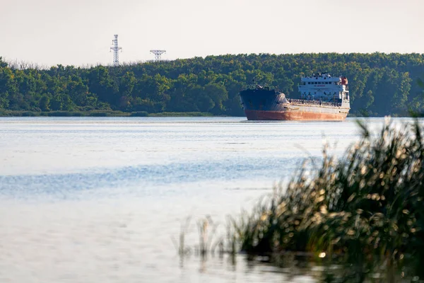 Empty Bulk Carrier Cargo Ship Sailing River Calm Water — Stock Photo, Image