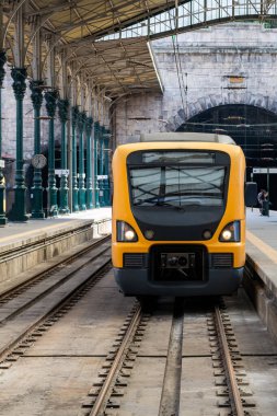 Lizbon 'daki tren istasyonunda tren bekliyor..