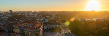 Şehir merkezinin kırmızı çatıları ve Clerigos kilisesi - Porto, Portekiz 'deki Clerigos Kulesi' nin panoramik manzarası.