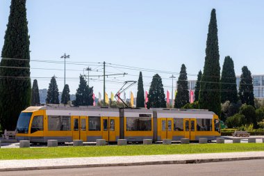 Şehir caddesinde modern bir tramvay yolculuğu. Bir Avrupa şehrinde yolcular için ulaşım sistemi.